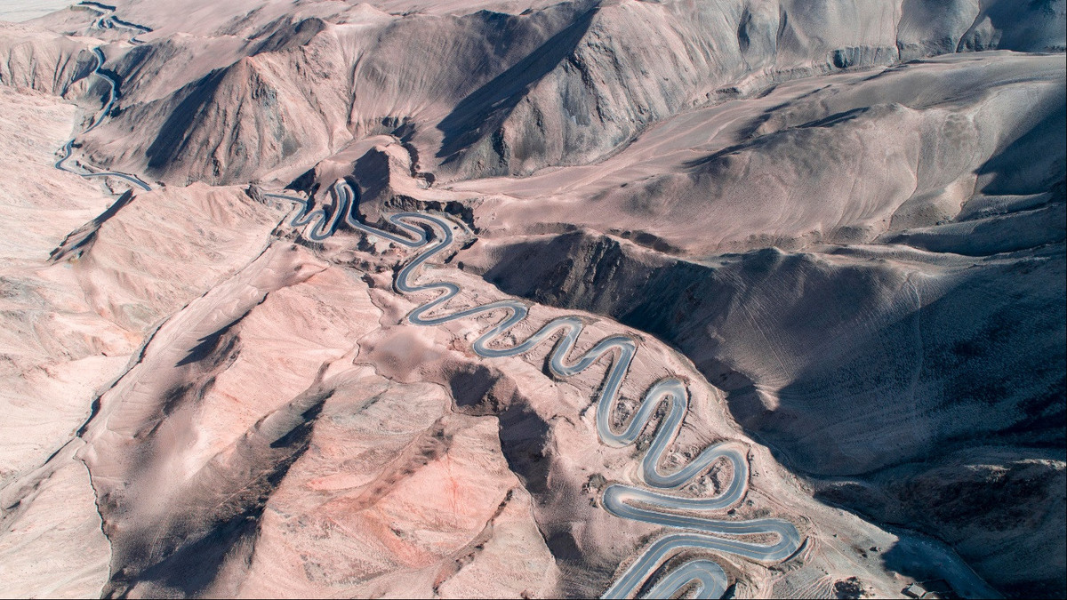 Với 600 khúc quanh kẹp tóc liên tiếp, cung đường nguy hiểm này chắc chắn không dành cho những người yếu tim hay say xe. Cung đường ngoằn ngoèo này đặc biệt khó đi khi mưa bão hoặc có tuyết phủ, nhưng ngay cả trong điều kiện khô ráo, những tay lái vẫn cần hết sức thận trọng. Ảnh: OC.