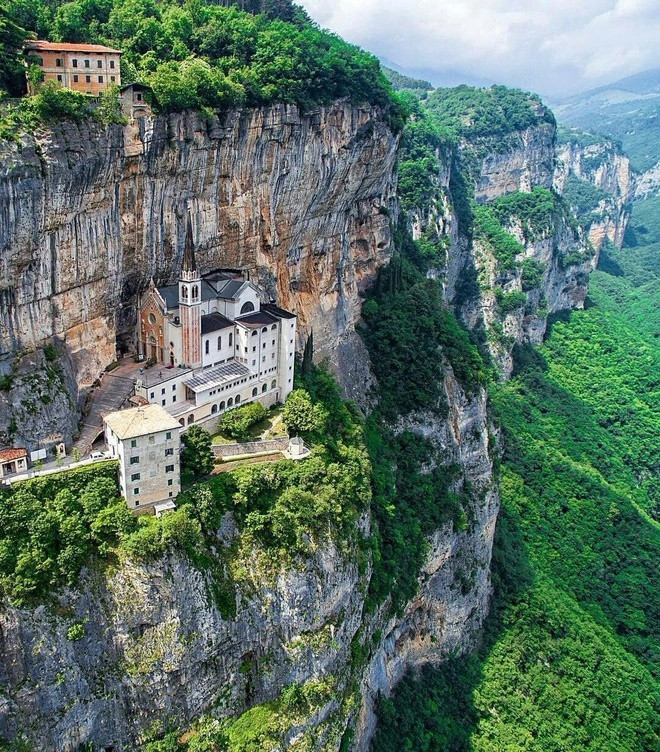 Vẻ đẹp tuyệt vời của nơi này với nhà thờ ẩn hiện giữa cây cối xanh tươi, núi cao trùng điệp mang lại cho du khách cảm giác thư thái và yên bình. Ảnh: Shutterstock.