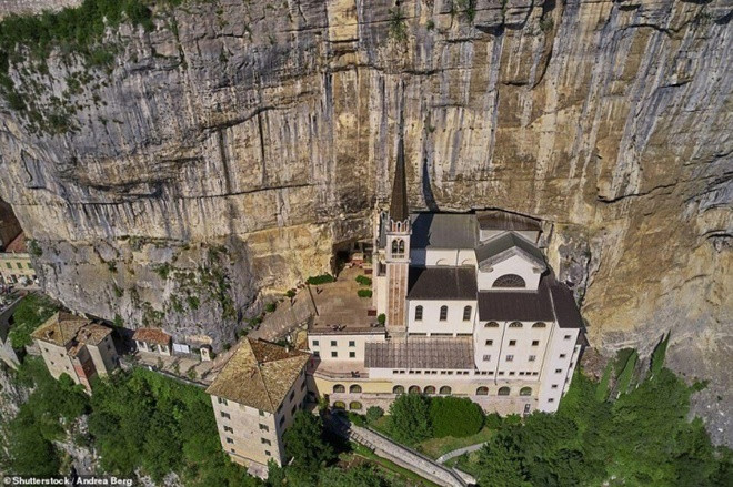 Giữa năm 1975 và 1978, nhà thờ đã trải qua một cuộc đại tu sửa để mở rộng nhà thờ. Diện tích của nhà thờ gần như tăng gấp 3 lần: Từ 220 m2 đã được mở rộng lên 600 m2. Ảnh: Shutterstock.