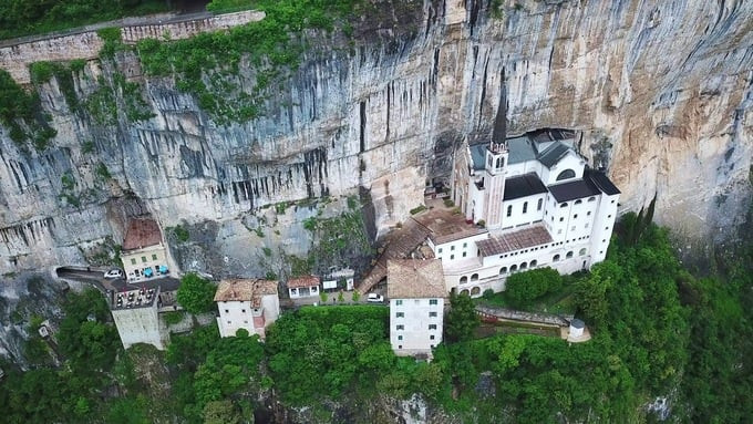 Tham quan nhà thờ Santuario Madonna della Corona là một trải nghiệm đáng nhớ đối với khách du lịch. Ảnh: Shutterstock.