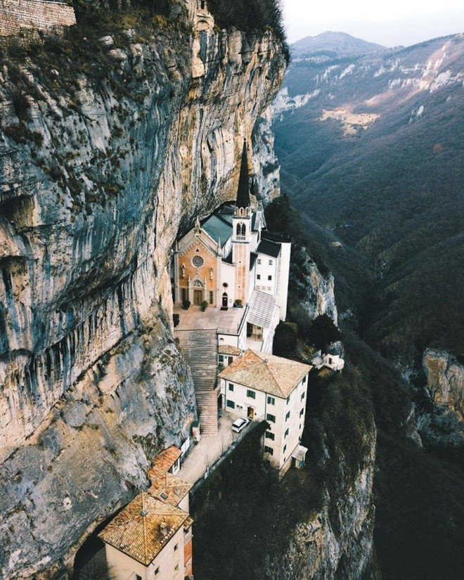 Khi đó, các tín đồ phải đi trên con đường nhỏ ven vách đá rất nguy hiểm mới tới nơi. Sau này, hai lối đi bằng bậc thang và một cây cầu được xây dựng giúp du khách qua sông dễ dàng hơn. Ảnh: DM.