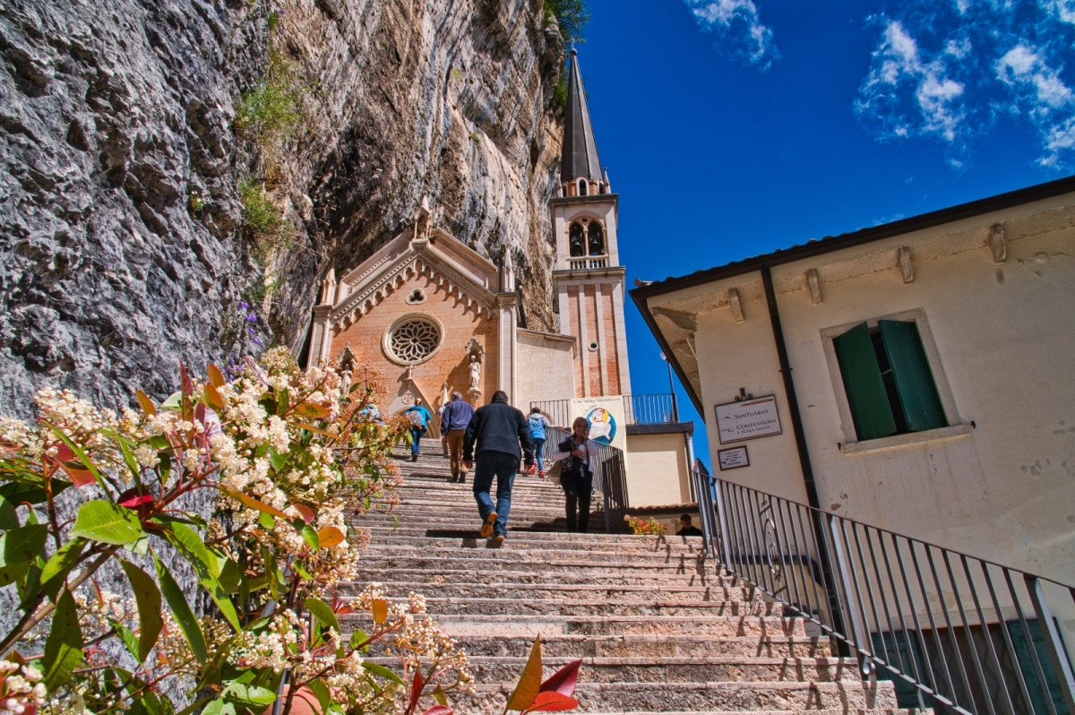 Nhà thờ gần 1.000 năm tuổi này vốn là nơi các tu sĩ thuộc tu viện St Zeno ở Verona thường lui tới để tìm chốn tu hành thanh tịnh. Ảnh: gardalanding.