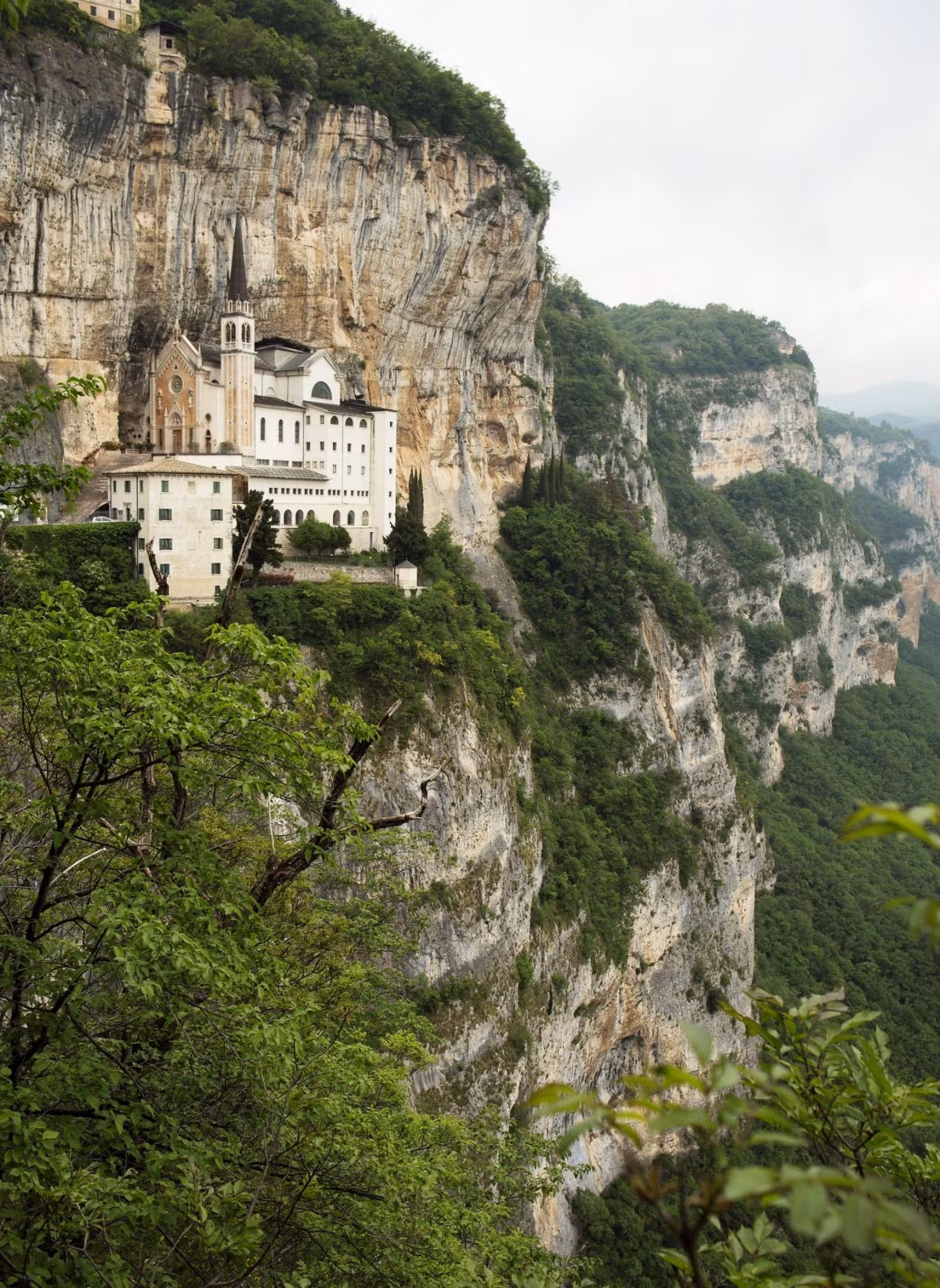 Choang ngop truoc nha tho nam chenh venh ben ria nui-Hinh-3