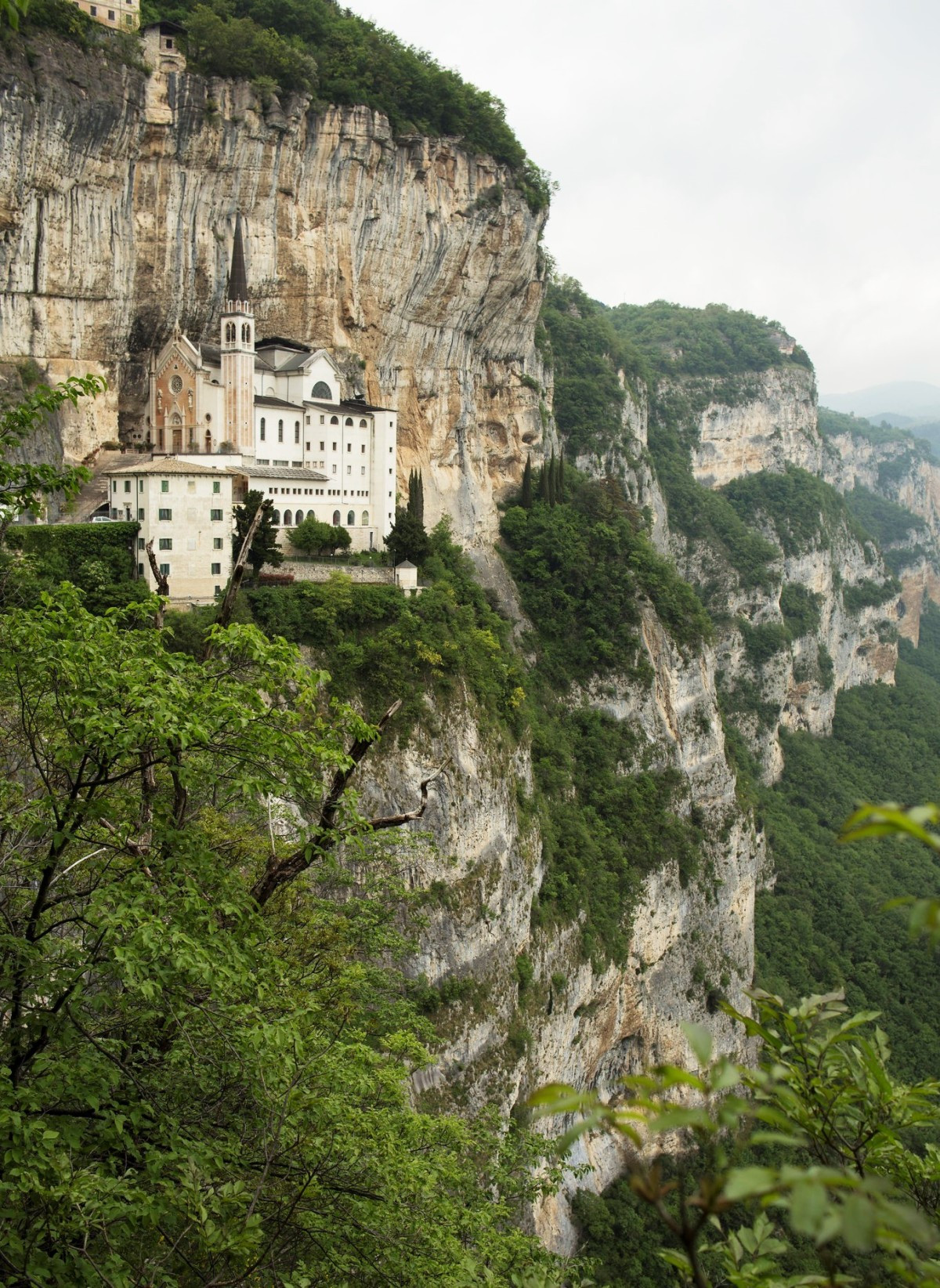 Đây là một điểm đến nổi tiếng dành cho không chỉ các tín đồ tôn giáo mà còn cả những du khách mê mẩn vẻ đẹp tự nhiên lẫn kiến trúc độc đáo. Ảnh: Unusualplaces.