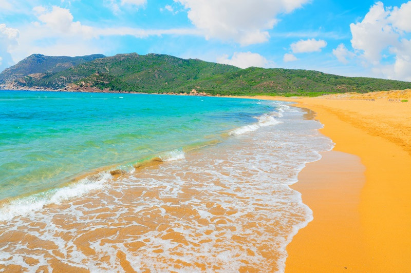 Bãi biển vàng Porto Ferro, Italy: Bãi biển màu sắc sặc sỡ trên đảo Sardinia hấp dẫn du khách với cát mịn và có màu vàng tươi như nghệ. Màu đặc trưng này là do cát ở đây có chứa nhiều sắt. Ảnh: Imgur.