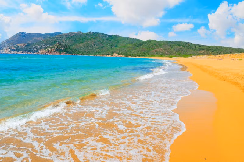 Bãi biển vàng Porto Ferro, Italy: Bãi biển màu sắc sặc sỡ trên đảo Sardinia hấp dẫn du khách với cát mịn và có màu vàng tươi như nghệ. Màu đặc trưng này là do cát ở đây có chứa nhiều sắt. Ảnh: Imgur.