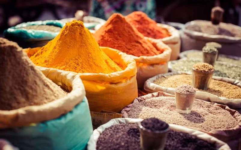 Mumbai, Ấn Độ: Tới Mumbai, du khách sẽ được "tận hưởng" một hỗn hợp mùi mạnh mẽ của khí thải từ động cơ, mùi nước còn đọng lại trong máng, mùi mặn của đại dương, mùi hôi nồng của vùng nhiệt đới, mùi điều hòa nhiệt độ và mùi dầu chiên hòa quyện với mùi thơm từ quế, thảo quả, đinh hương,...