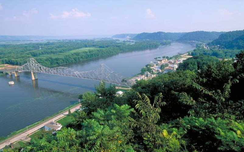 Lansing, Michigan, Mỹ: Nhiều du khách khi đến Lansing, Michigan, Mỹ, đều nhận định thành phố luôn phảng phất một mùi giống như mùi sơn.