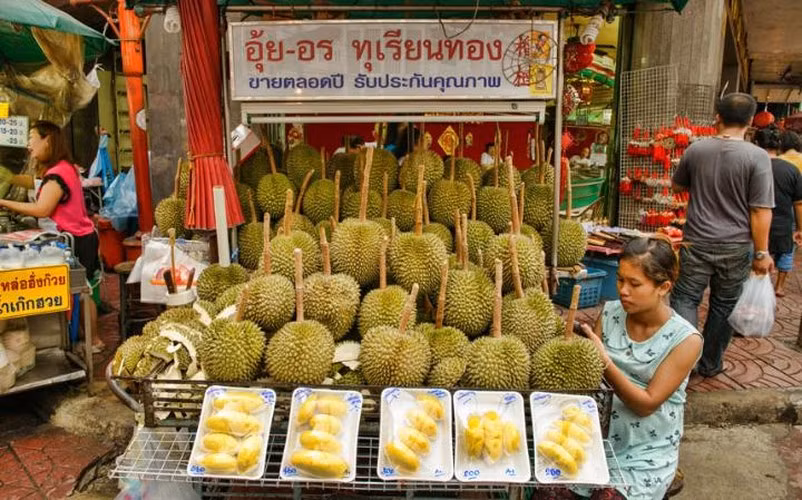 Bangkok, Thái Lan: Khi bạn bước chân vào các khu chợ thực phẩm của thủ đô Thái Lan, bạn sẽ dễ dàng nhận ra mùi đặc trưng của sầu riêng nơi đây. Đây là loại trái cây mà người dân địa phương ưa thích.