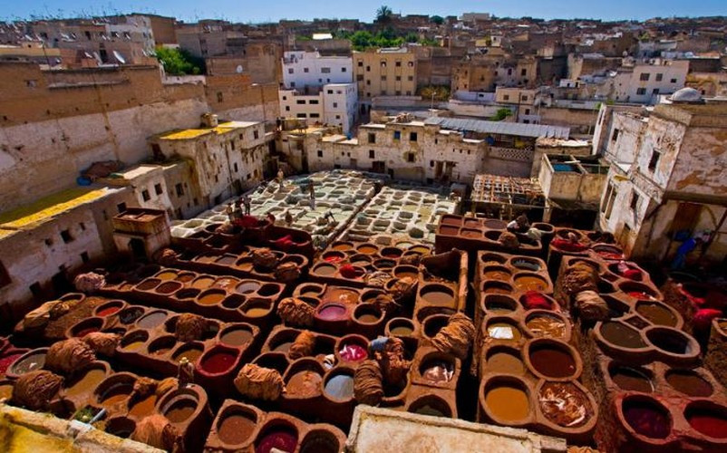 Fez, Morrocco: Fez là nơi đặt xưởng thuộc da lâu đời nhất trên thế giới. Vì vậy, khi đến thành phố cổ tích này, du khách sẽ dễ dàng cảm nhận thấy mùi da thuộc đặc trưng không dễ chịu chút nào lan tỏa khắp các con phố nhỏ, hẹp quanh co.