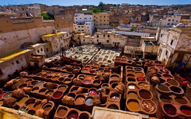 Fez, Morrocco: Fez là nơi đặt xưởng thuộc da lâu đời nhất trên thế giới. Vì vậy, khi đến thành phố cổ tích này, du khách sẽ dễ dàng cảm nhận thấy mùi da thuộc đặc trưng không dễ chịu chút nào lan tỏa khắp các con phố nhỏ, hẹp quanh co.