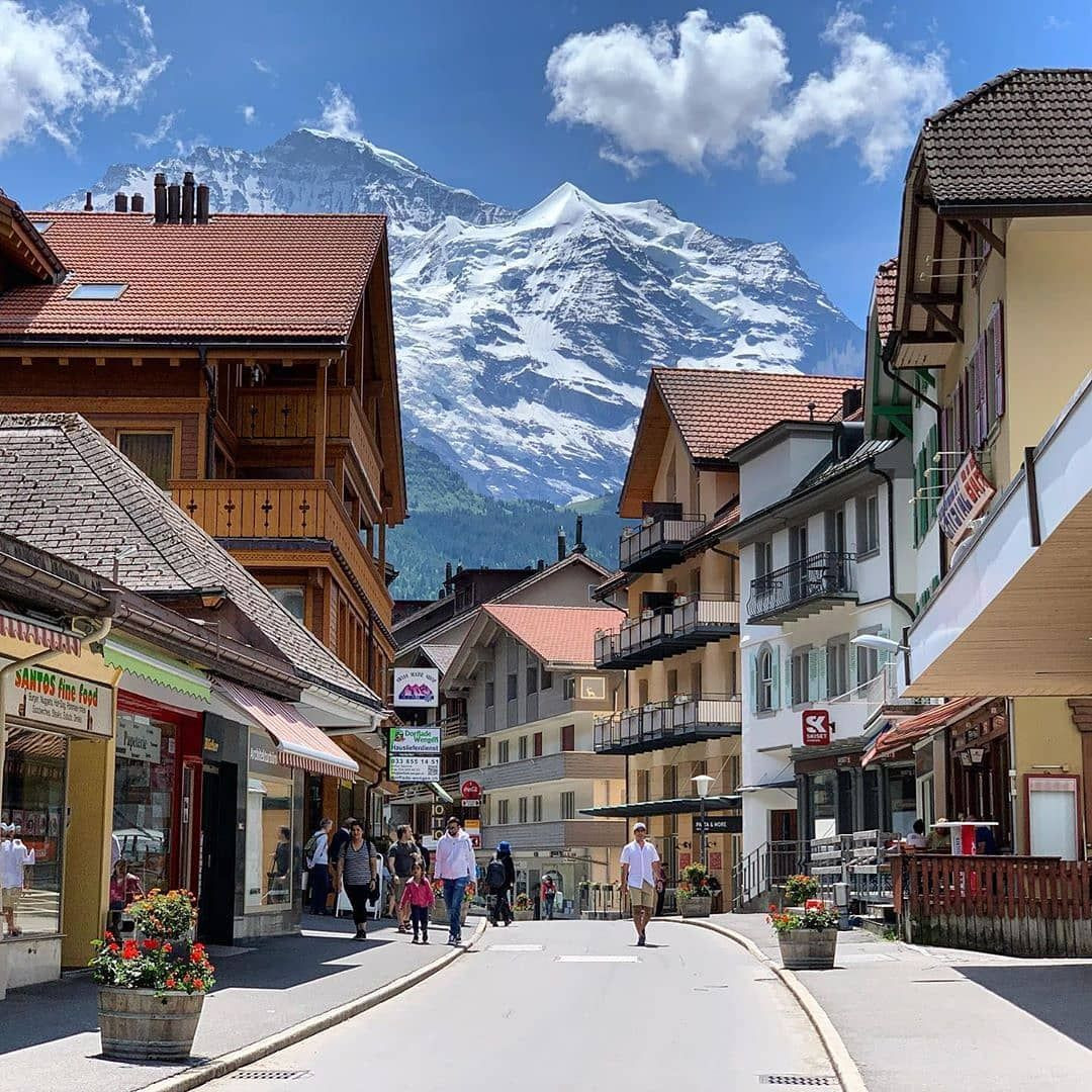 Người dân trong làng thì chủ yếu di chuyển, đi lại bằng xe đạp, xe kéo hoặc đi bộ. Chính vì vậy mà ở Wengen cực kỳ yên bình, hoàn toàn không có tiếng còi xe ồn ào hay khói bụi từ xe cộ. Ảnh: IG.