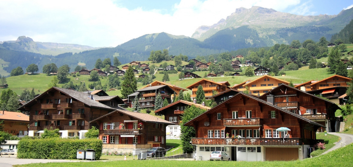 Đến với làng Wengen, thứ thu hút cái nhìn đầu tiên của bạn chắc chắn là những ngôi nhà bằng gỗ như trong chuyện cổ tích được xây dựng lâu đời và rất đồng bộ. Ảnh: Flickr.