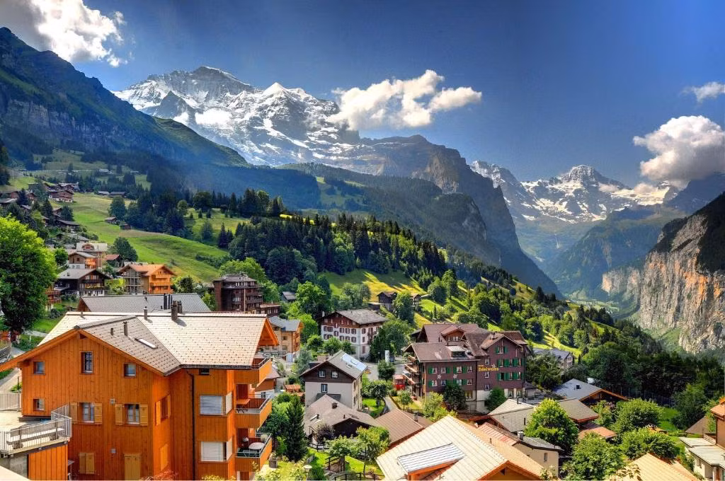 Với khung cảnh tuyệt đẹp, thơ mộng như chốn cổ tích, vào năm 2001, UNESCO đã chính thức công nhận làng Wengen là di sản thế giới. Ảnh: IT.