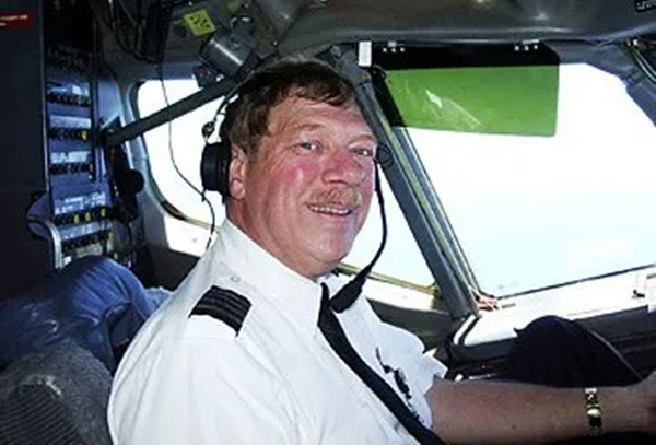 Hồi tưởng phút kinh hoàng khi máy bay bung nóc giữa trời - Hình 3 Hoi tuong phut kinh hoang khi may bay bung noc giua troi-Hinh-3