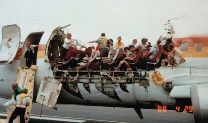 Hồi tưởng phút kinh hoàng khi máy bay bung nóc giữa trời Hoi tuong phut kinh hoang khi may bay bung noc giua troi