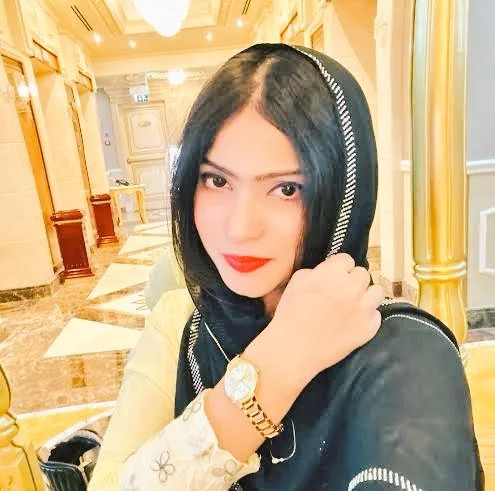 Chan dung nu tiep vien An Do giau 1kg vang trong truc trang-Hinh-2