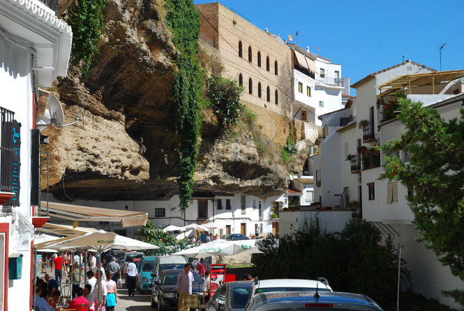 Dạo bước qua những con đường hẹp uốn lượn qua các vách đá, du khách như lạc vào một thế giới hoàn toàn khác biệt, tách biệt khỏi sự ồn ào náo nhiệt của cuộc sống hiện đại.