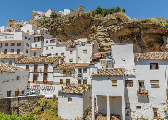 Những con đường hẹp uốn lượn quanh co qua các vách đá, tạo nên một khung cảnh vô cùng thơ mộng và lãng mạn.