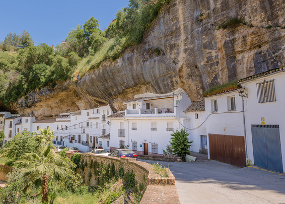 Hiện nay, thị trấn Setenil chủ yếu chuyên về nông nghiệp nhưng vào bất kỳ thời điểm nào trong năm, khắp nơi trong thị trấn đều có bóng dáng khách du lịch.