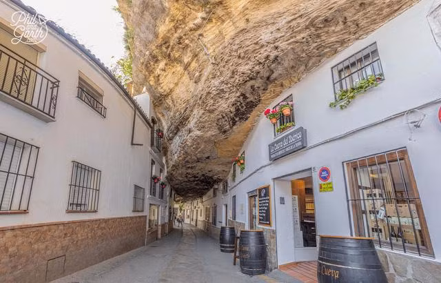 Thị trấn Setenil de las Bodegas còn gây ấn tượng với du khách bởi nơi đây toàn là những ngôi nhà được sơn màu trắng. Mục đích của việc này là để phản chiếu ánh sáng mặt trời giúp thị trấn luôn mát mẻ trong mọi điều kiện thời tiết.