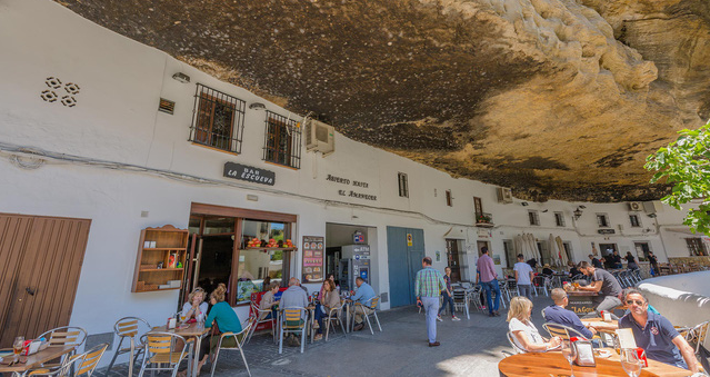 Ban đầu, Setenil chỉ là một thôn làng của giới mục đồng xây nên trong tảng đá dọc theo sông Guadalporcún. Người dân đã tận dụng phần lồi tự nhiên của vách đá để tạo dựng nhà ở.