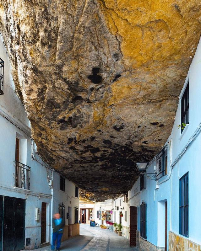 Ngoài những ngôi nhà thường được trang trí với những bức tường trắng vôi thì hình ảnh của những khung cửa sổ đầy màu sắc và những chậu hoa rực rỡ tại thị trấn đặc biệt này cũng khiến du khách say lòng.