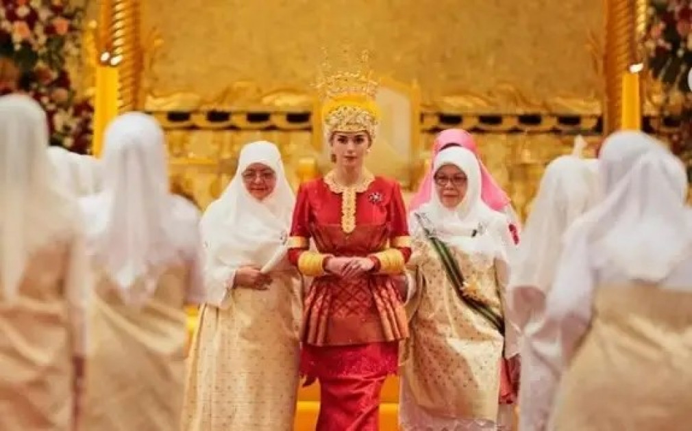 Hôn lễ của Hoàng tử Mateen và Anisha Rosnah đã bắt đầu từ ngày 7/1 với những nghi thức truyền thống như cầu hôn, trao lời thề nguyện, chúc phúc. Ảnh: IT.