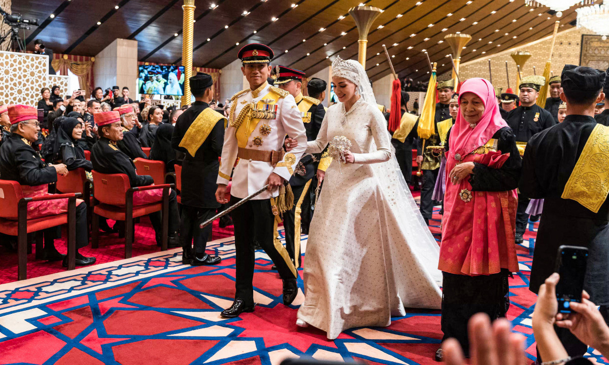 Hoàng gia Brunei tổ chức tiệc cưới Istiadat Bersanding Pengantin Diraja cho Hoàng tử Brunei Abdul Mateen, 32 tuổi, và cô dâu Anisha Rosnah, 29 tuổi, tại cung điện Istana Nurul Iman ở thủ đô Bandar Seri Begawan. Ảnh: Getty.