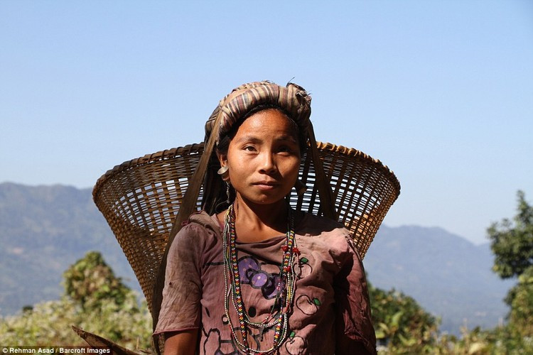 Người dân bản địa nơi đây vẫn duy trì lối sống truyền thống như hái lượm, săn bắn.