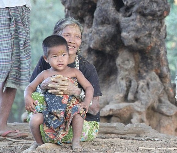 Cụ già và em bé thuộc bộ lạc Murong đang ngồi chờ lễ hội Kumlang diễn ra.
