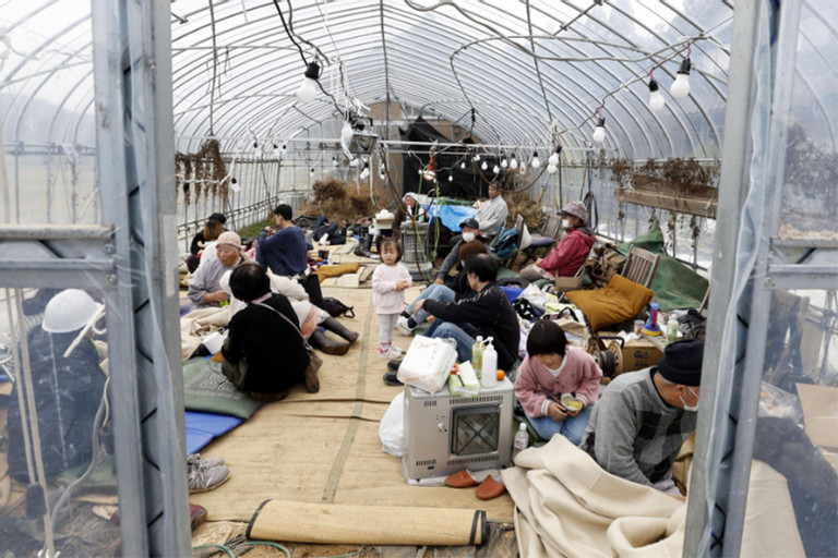 Những người đi sơ tán sau động đất đang trú tạm trong một nhà kính ở Wajima ngày 2/1. Ảnh: Kyodo.