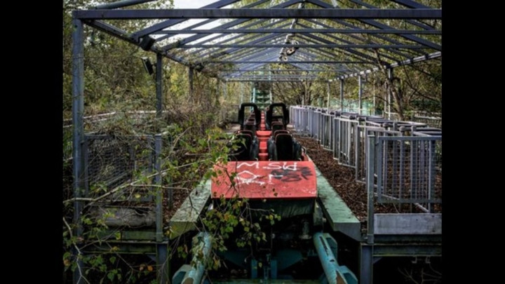 Năm 2005, cơn bão Katrina ập đến khiến công viên phải đóng cửa vĩnh viễn. Khung cảnh tiêu điều sau nhiều năm công viên hỏ hoang khiến người ta rùng mình.