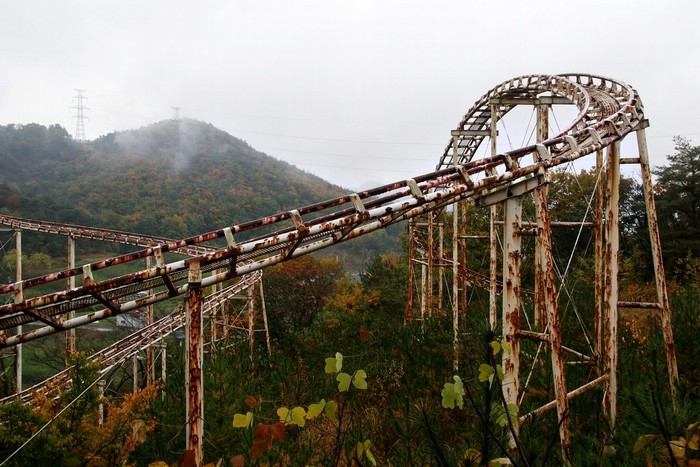 Sau khi bị bỏ hoang, công viên Takakanonuma Greenland luôn bị bao trùm bởi màn sương dày đặc, rêu phong phủ khắp nơi và các thiết bị cũng đã bị mục nát.