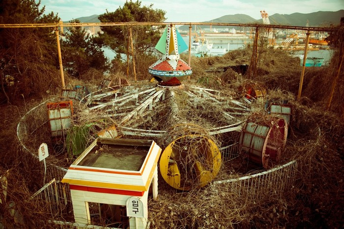 Tuy nhiên, vào năm 1990 và 1999, tại công viên này đã xảy ra tai nạn với chuyến tàu vịt, khiến cho hai người chết và nhiều người khác bị thương. Từ đó, công viên bị bỏ hoang đến ngày nay, để lại nỗi ám ảnh kinh hoàng cho nhiều người.