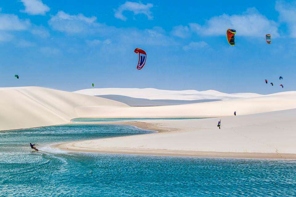 Khi không thể chịu được sức nóng thiêu đốt của sa mạc, du khách có thể làm mát bằng cách đắm mình xuống hồ nước xanh trong.