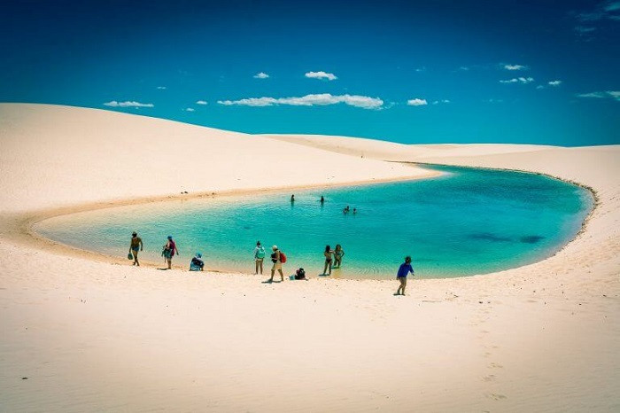 Đó chính là khung cảnh ấn tượng của sa mạc nhỏ thuộc Vườn quốc gia Lençóis Maranhenses, ở bang Maranhão, Brazil. Người ta nói rằng sa mạc này có những hồ nước nhỏ khắp nơi, một nơi mà nước nhiều hơn cả cát trên sa mạc.