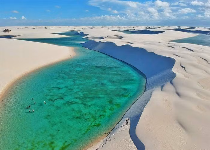 Mặc dù có cảnh quan đẹp, khí hậu ở Lençóis Maranhenses khá khắc nghiệt. Cồn cát được hình thành bởi những trận gió lớn thổi vào từ đại dương trong tháng 10, tháng 11. Lúc này, những hồ nước xanh sẽ dần biến mất, kéo theo cả các sinh vật bên trong hồ.