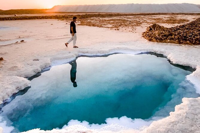 Nồng độ muối cao, đậm đặc làm tăng lực đẩy, giúp cơ thể có thể tự nổi bồng bềnh mà không cần tốn chút sức lực nào.