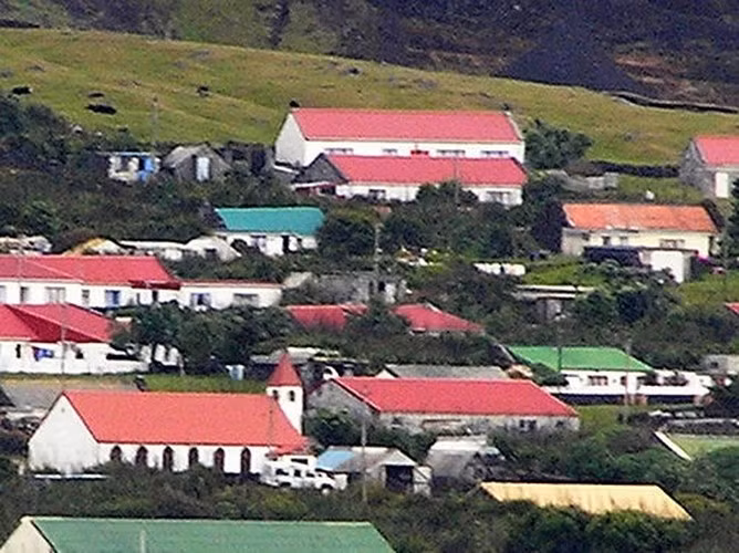 Để đến hòn đảo xa xôi, hẻo lánh này, mọi người phải đi tàu. Mỗi năm có khoảng 60 chuyến tàu tới Tristan da Cunha.