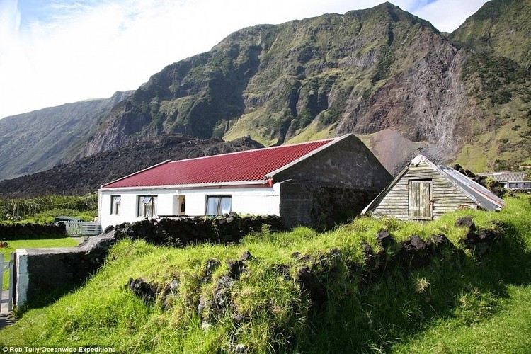 Với vị trí địa lý xa xôi, đảo Tristan da Cunha là nơi sinh sống của hơn 200 người. Cuộc sống của họ hoàn toàn tách biệt với thế giới bên ngoài.