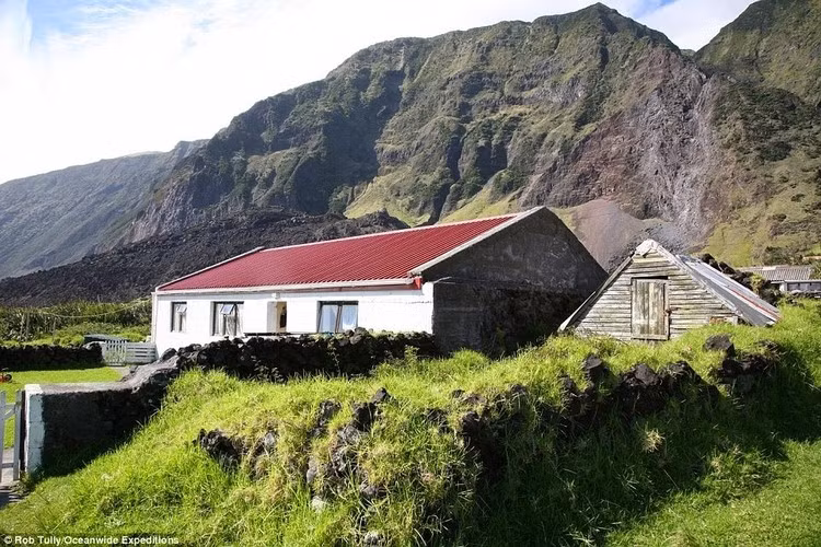 Với vị trí địa lý xa xôi, đảo Tristan da Cunha là nơi sinh sống của hơn 200 người. Cuộc sống của họ hoàn toàn tách biệt với thế giới bên ngoài.