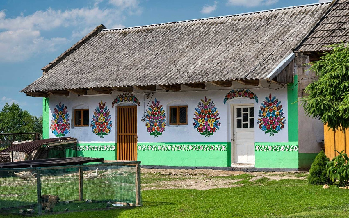 Vì thế, những người phụ nữ ở Zalipie sơn họa tiết sặc sỡ lên ngôi nhà để che mờ vết đen của bồ hóng và khói than.