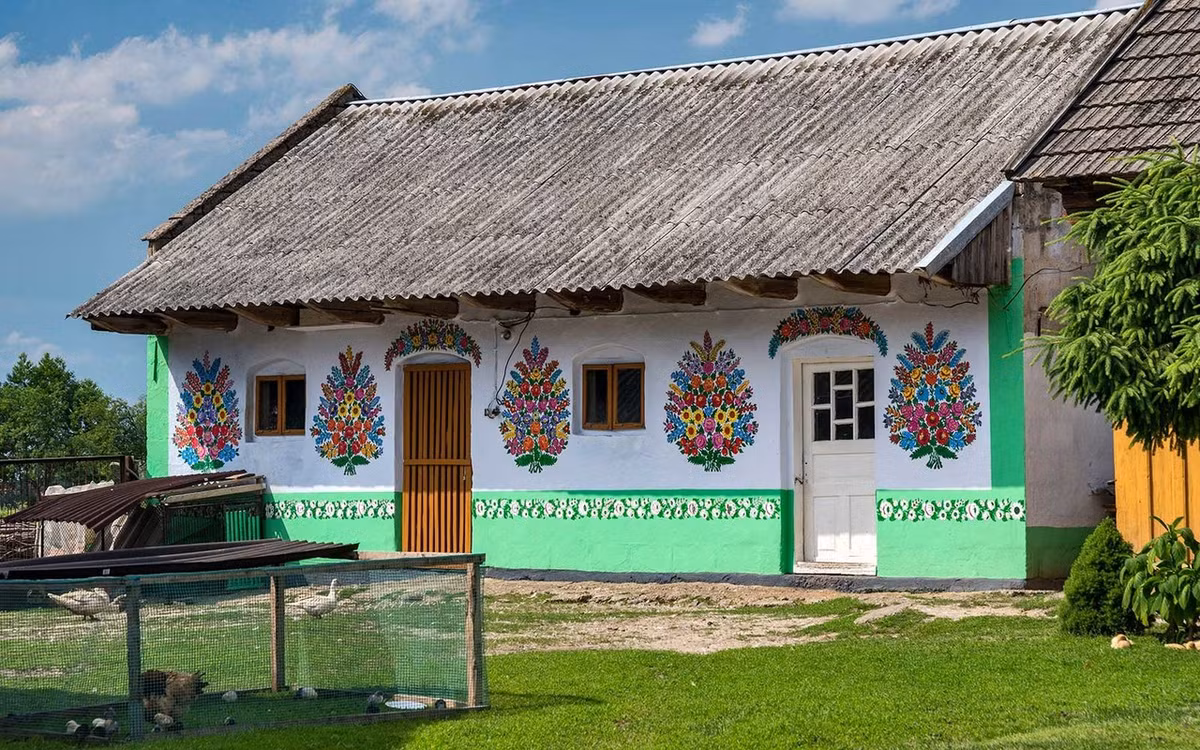 Vì thế, những người phụ nữ ở Zalipie sơn họa tiết sặc sỡ lên ngôi nhà để che mờ vết đen của bồ hóng và khói than.