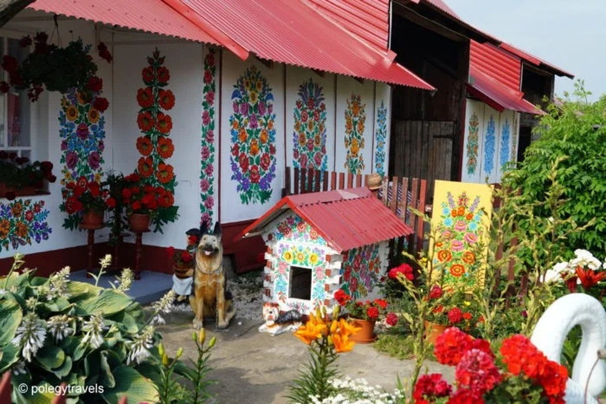 Mùa xuân và hè là thời điểm lý tưởng để ghé thăm Zalipie, khi ngôi làng trở nên sống động dưới ánh nắng mặt trời như những vườn hoa ngoài đời thực.