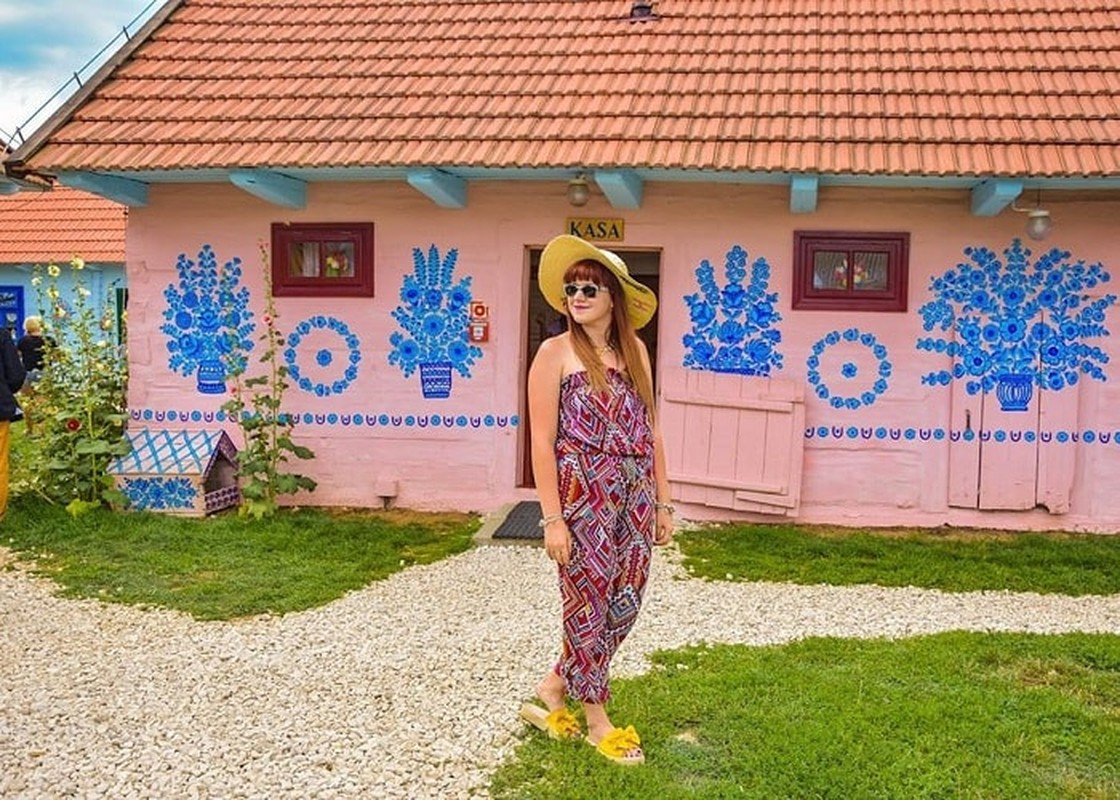 Ngoài trang trí nhà cửa, những cô thôn nữ ở Zalipie còn sơn lên thành giếng, xô đựng nước, cây cầu...