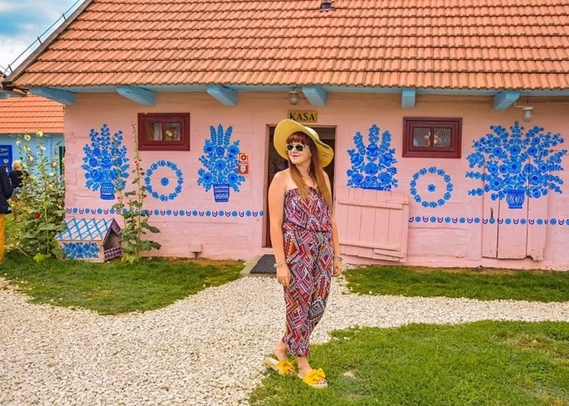 Ngoài trang trí nhà cửa, những cô thôn nữ ở Zalipie còn sơn lên thành giếng, xô đựng nước, cây cầu...