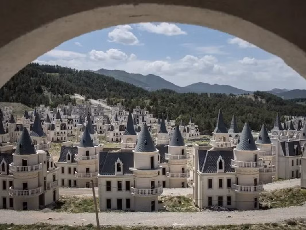 Những căn biệt thự bỏ hoang đã tạo nên một trong những "thị trấn ma" lớn nhất thế giới.