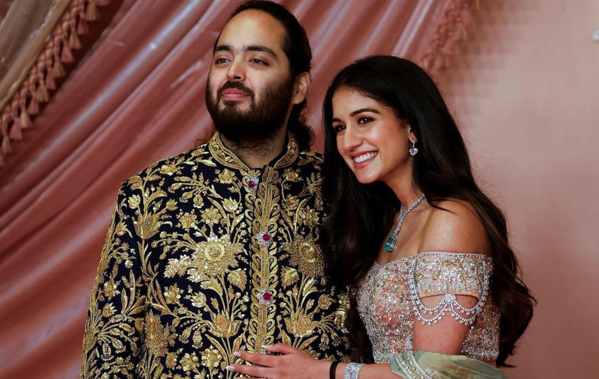 Radhika Merchant là người thích đọc sách, chạy bộ và bơi lội. Cô cũng được biết đến là một người yêu động vật và tích cực tham gia các hoạt động vì quyền lợi động vật.