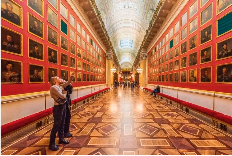 Cung điện Mùa đông ngày nay có Bảo tàng Hermitage. Theo RBTH, Hermitage là bảo tàng lớn nhất và được ghé thăm nhiều nhất của đất nước và là nơi lưu giữ những đồ vật vô giá của nghệ thuật Nga và phương Tây.